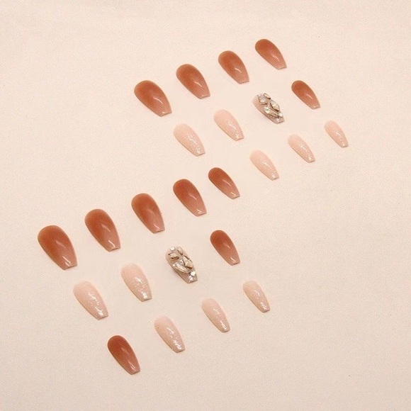 Beautiful Press-on Nails for women - Picture 3 of 4